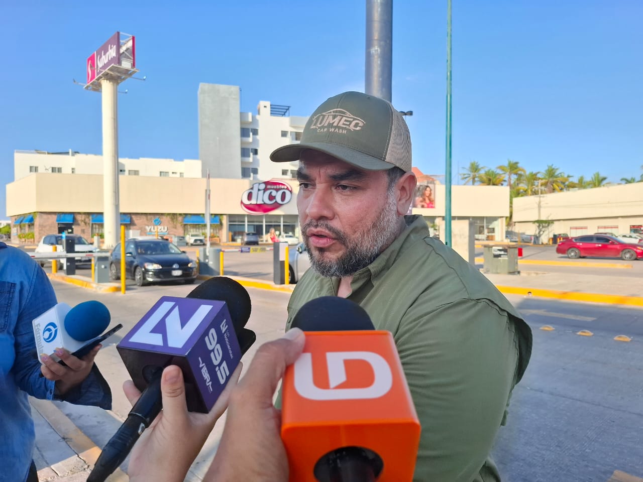 Se inconforman locatarios ante cobro por usar estacionamiento en plaza comercial de Mazatlán