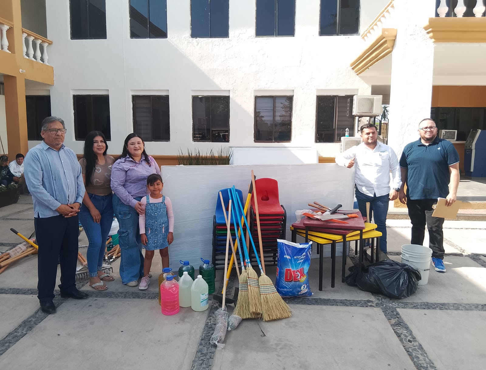 Entregan apoyos a kínderes y primarias de Choix y El Fuerte