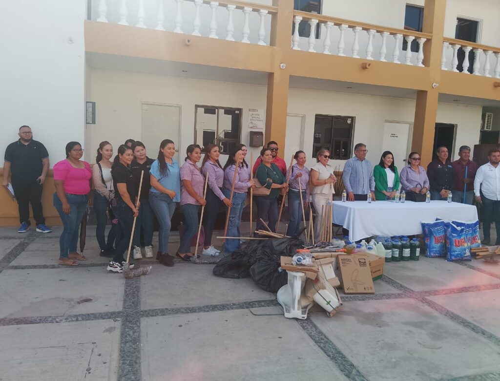 Entregan apoyos a kínderes y primarias de Choix y El Fuerte