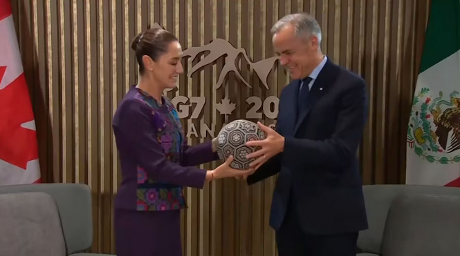 Sheinbaum obsequia a Mark Carney balón conmemorativo del Mundial 2026 durante la cumbre del G7