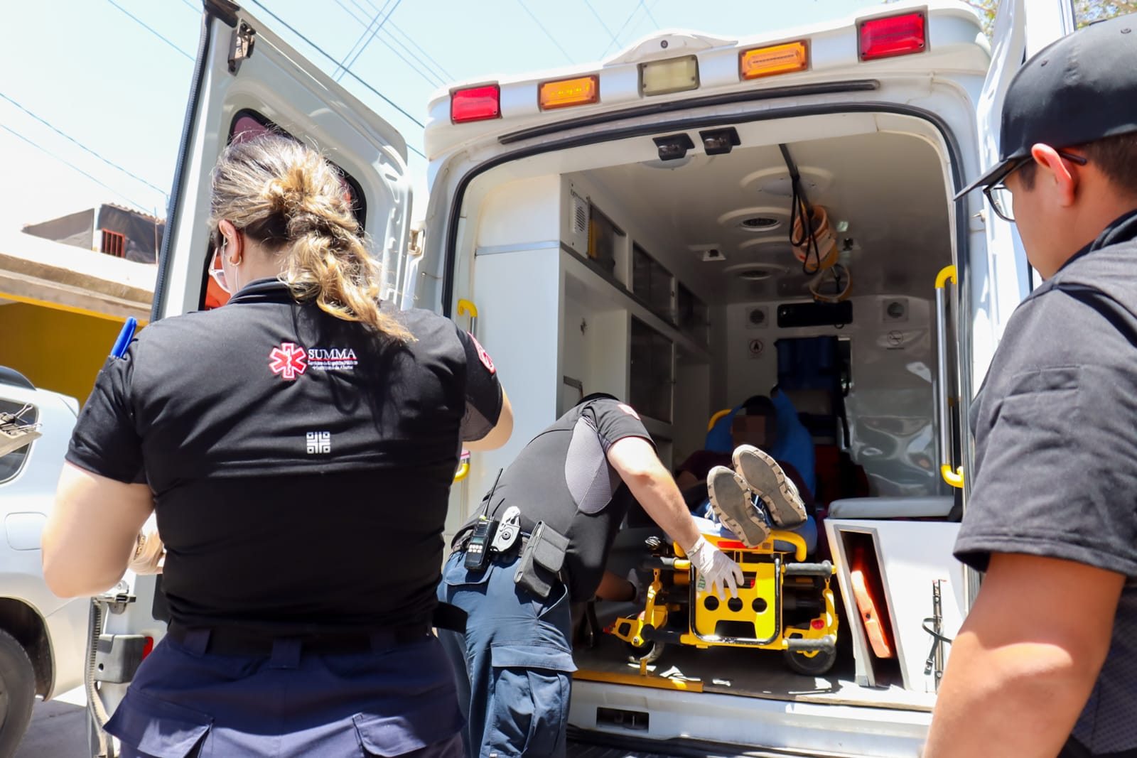Paramédicos de Summa ateniendo una emergencia.