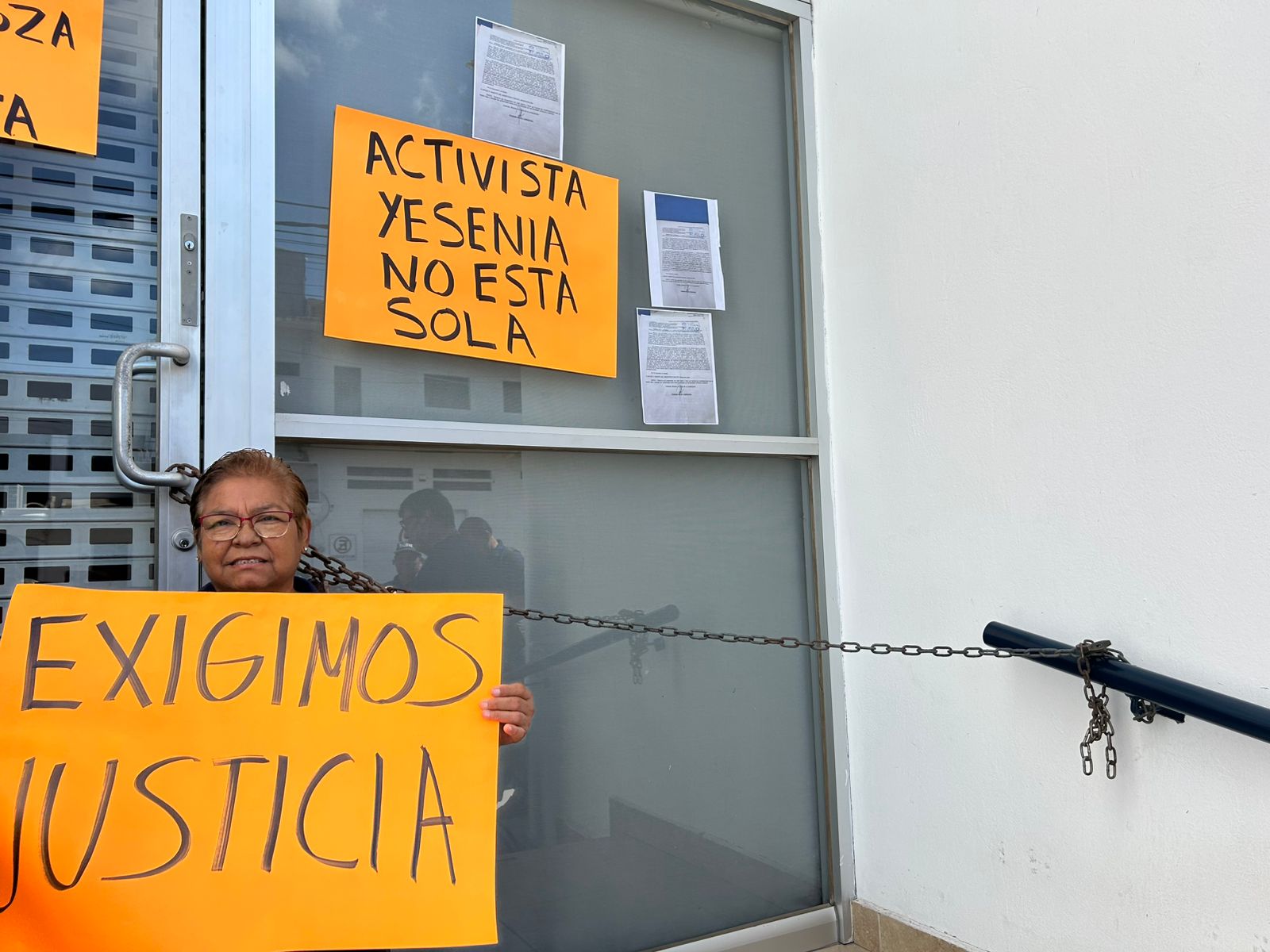 Con cartelones toman las instalaciones de la CEDH.