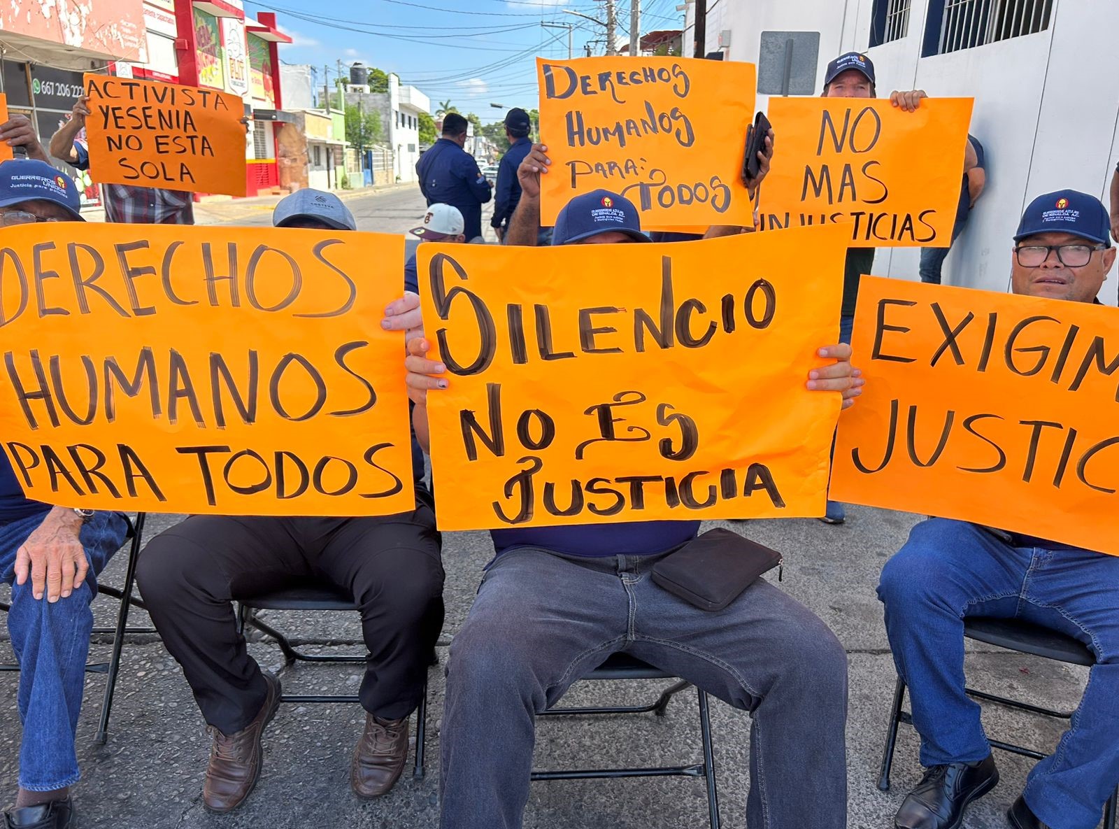 Con cartelones toman las instalaciones de la CEDH.