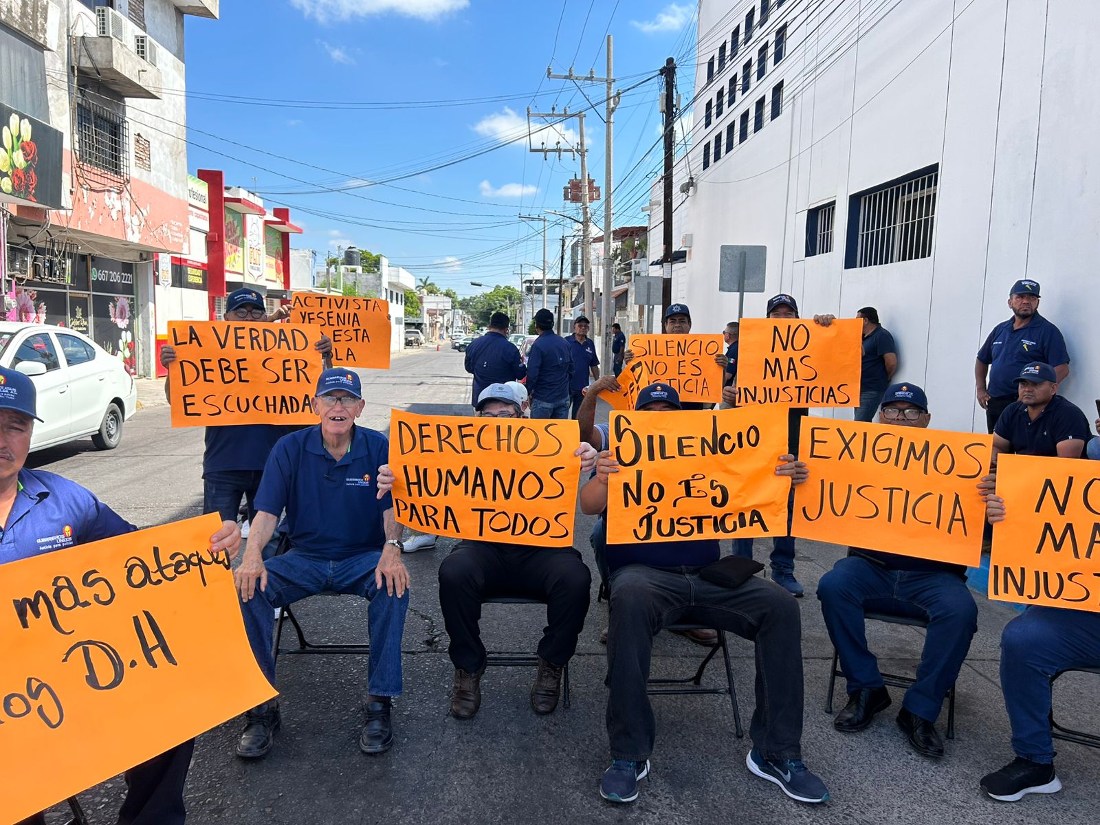 Con cartelones toman las instalaciones de la CEDH.