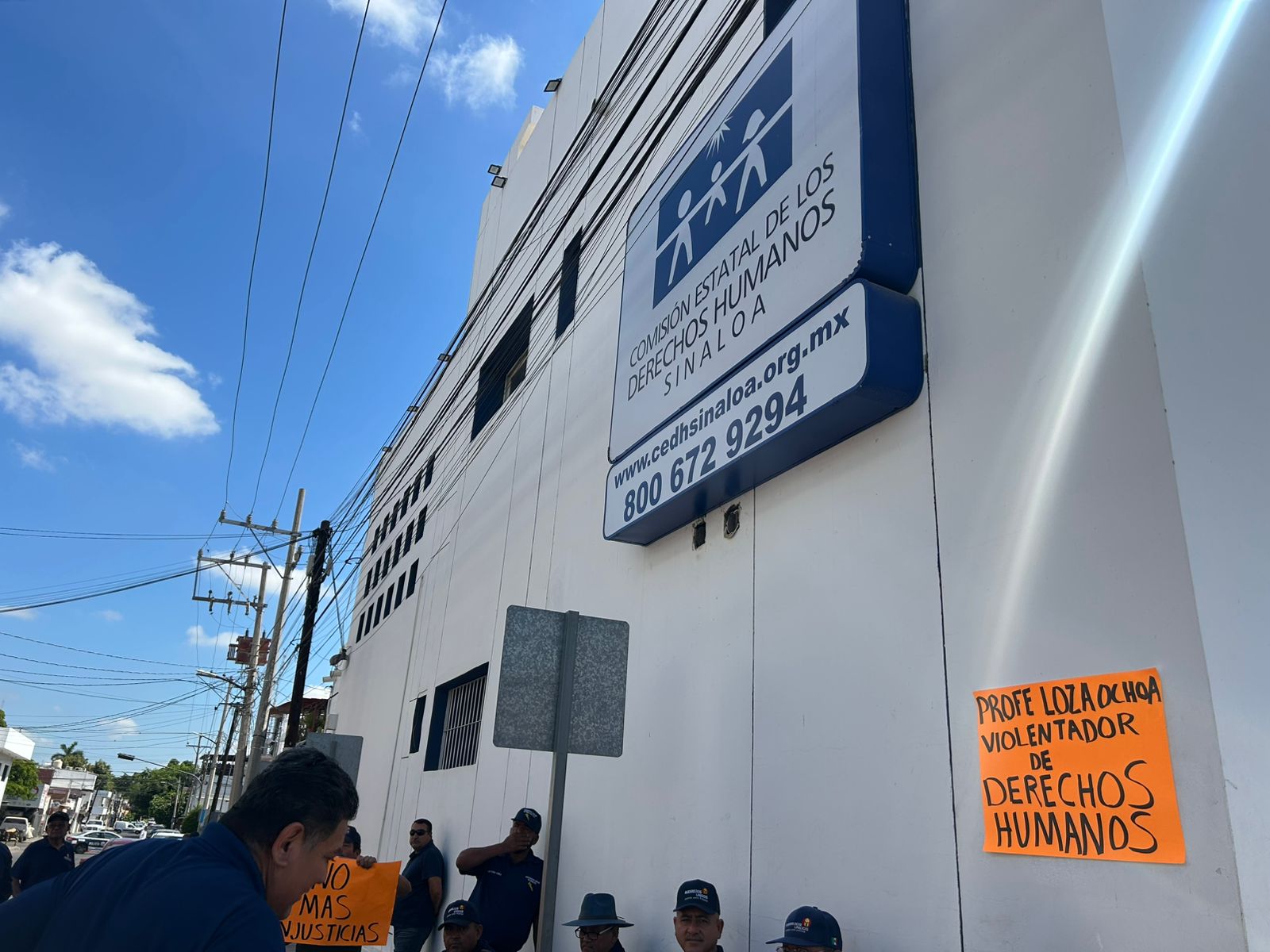 Con cartelones toman las instalaciones de la CEDH.