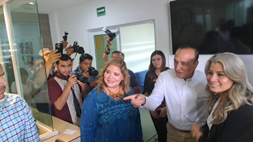 Alcalde de Ahome, Antonio Menéndez de Llano Bermúdez, junto a la nueva directora del sistema DIF Ahome, Nancy Janeth Niebla Valdez.