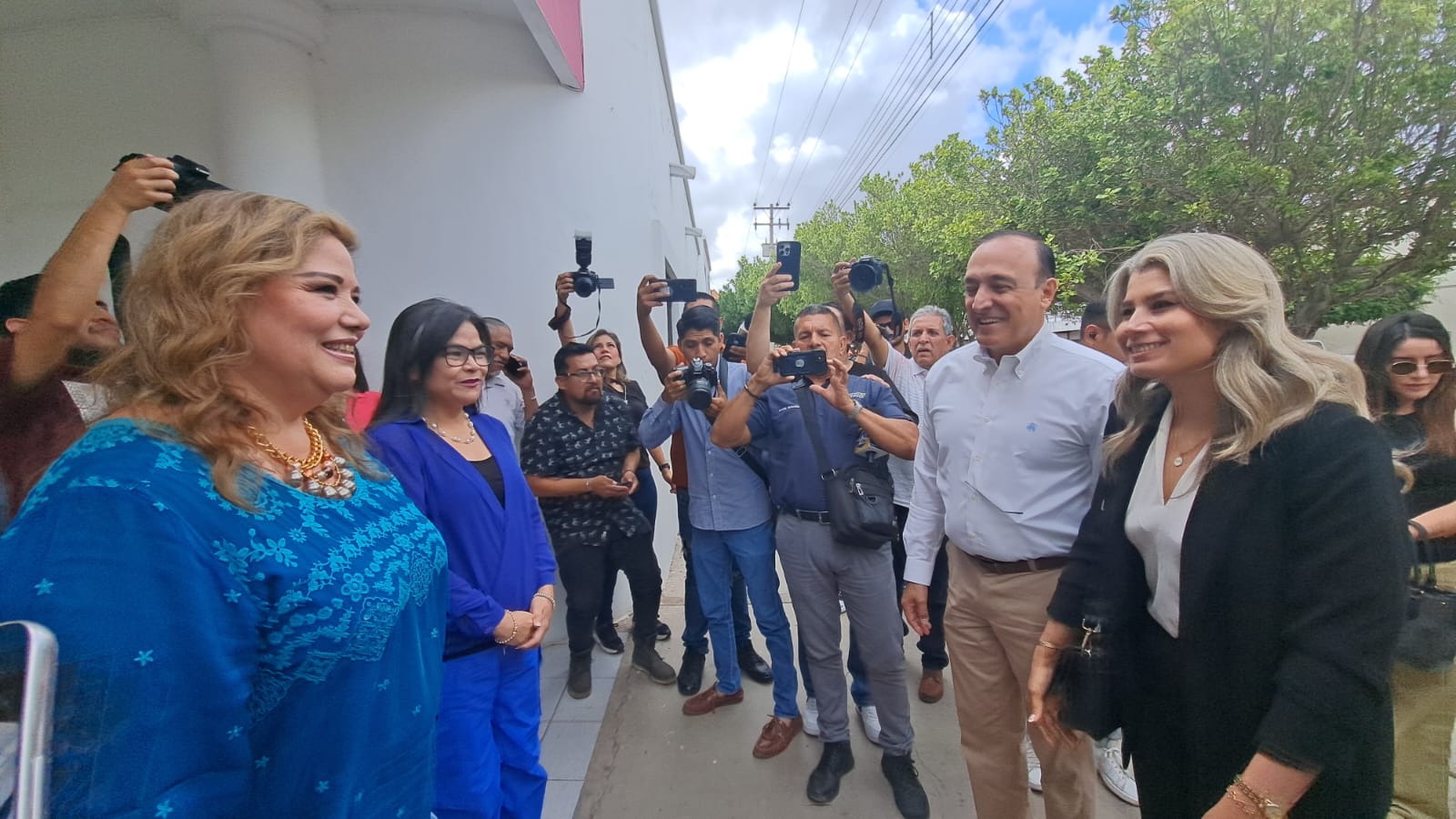 Alcalde Antonio Menéndez en la toma de posesión de Nancy Janeth Niebla Valdez.