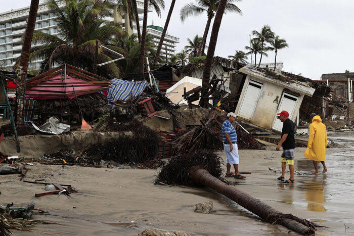 Tormenta tropical arrasa con casas y restaurantes en playas de Colima