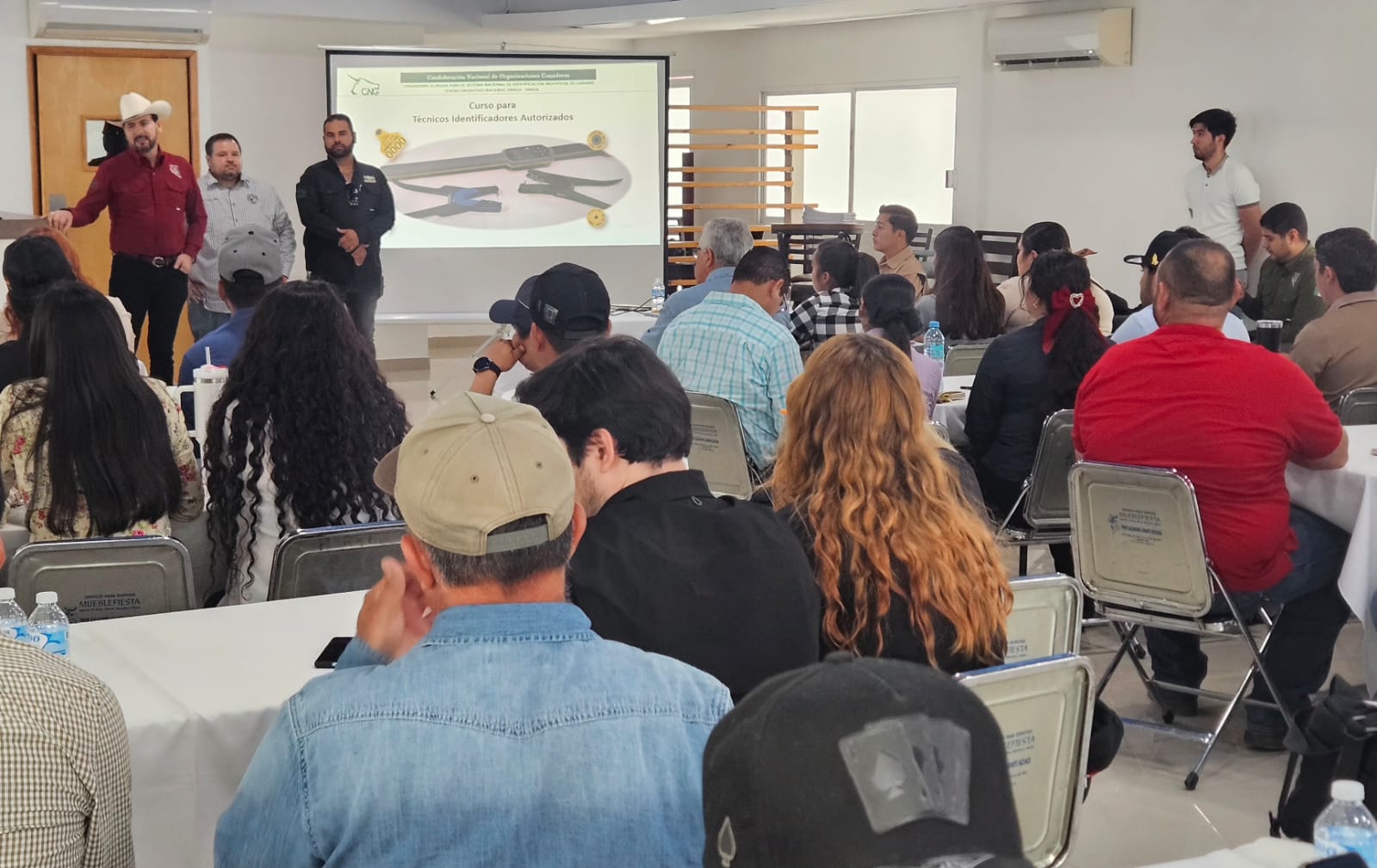 Curso de capacitación realizado por la Unión Ganadera Regional de Sinaloa (UGRS) en coordinación con el Sistema Nacional de Identificación Individual del Ganado (SINIIGA).