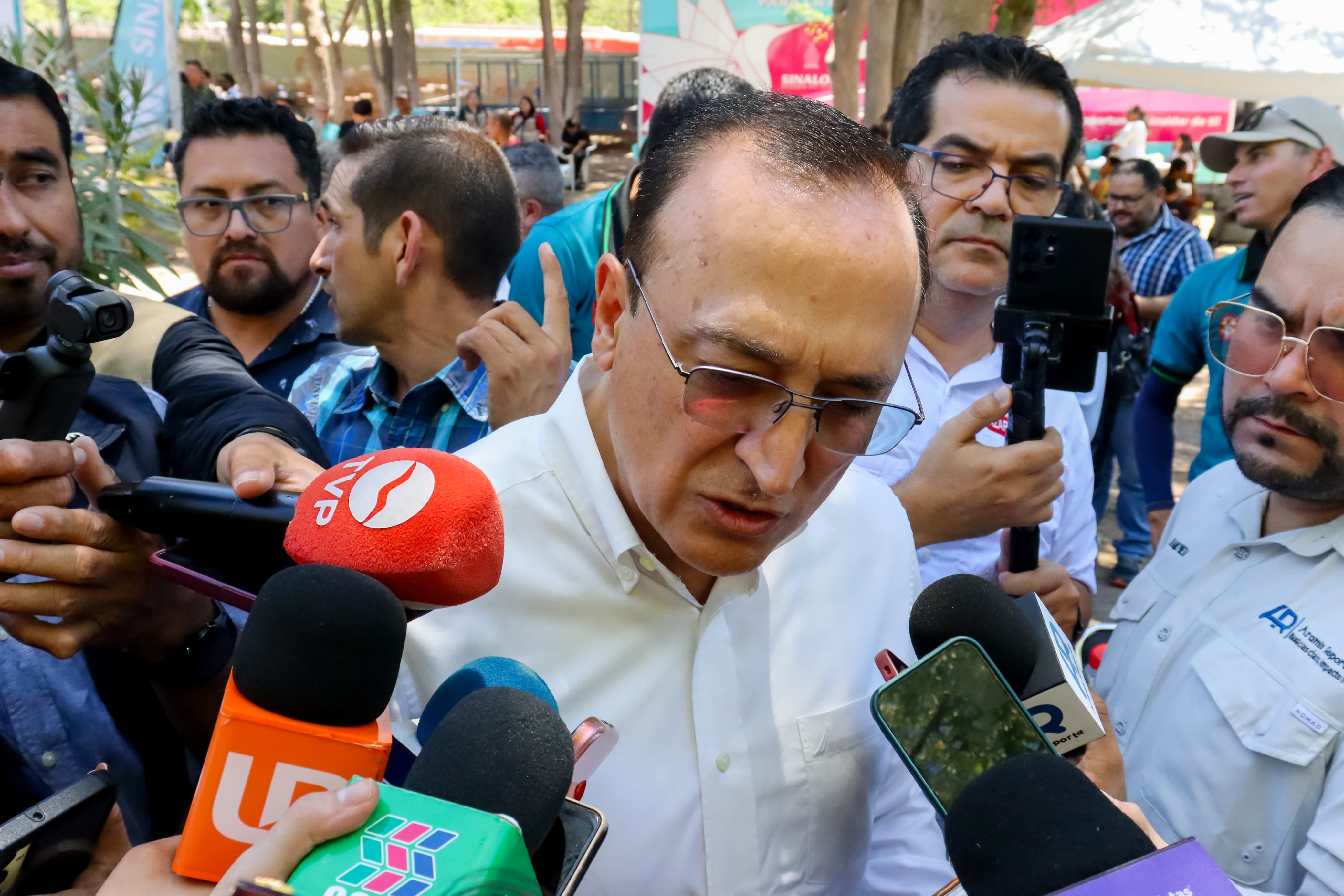 Vecinos de El Colorado piden solución a la falta de agua; alcalde de Ahome enviará más pipas