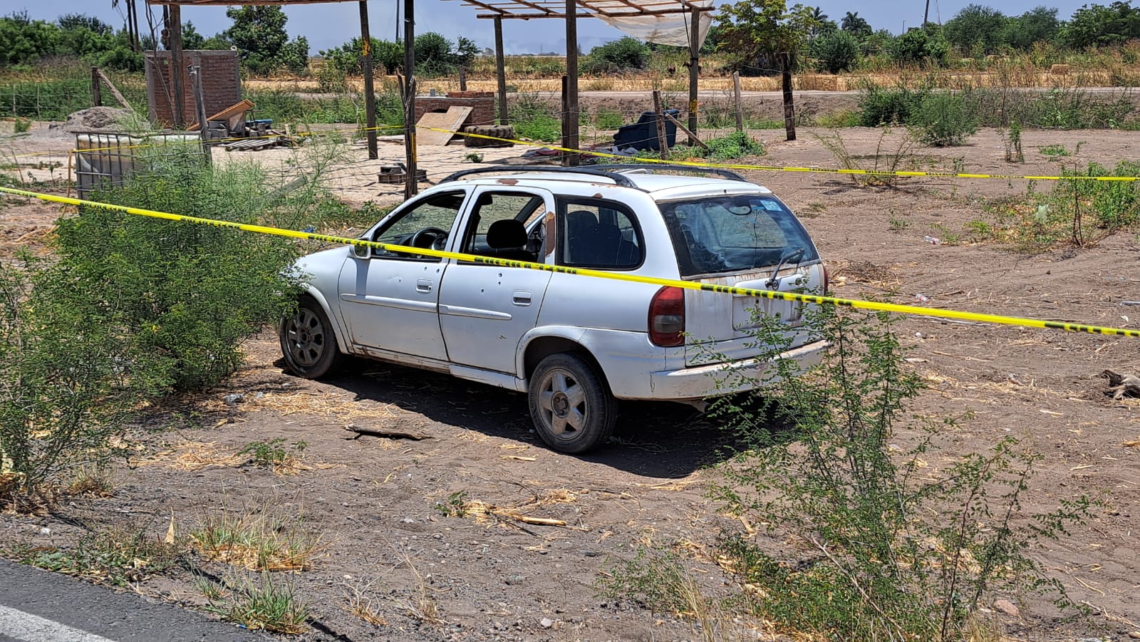 Su auto quedó a un lado de la carretera