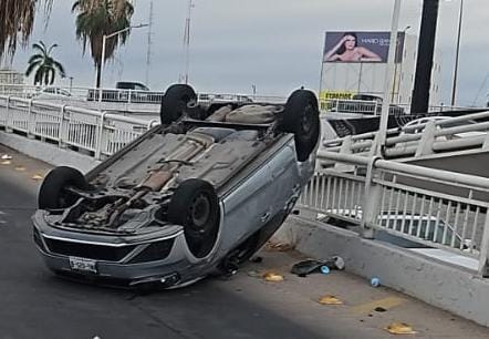 Vehículo volcado en el puente del bulevar José Limón.