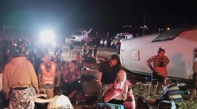 Volcadura de autobús que viajaba rumbo a Texas deja 2 muertos y 19 heridos en SLP