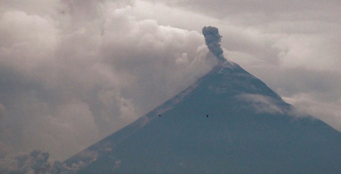 Volcán de Fuego entra en erupción y provoca evacuación de al menos 600 personas en Guatemala
