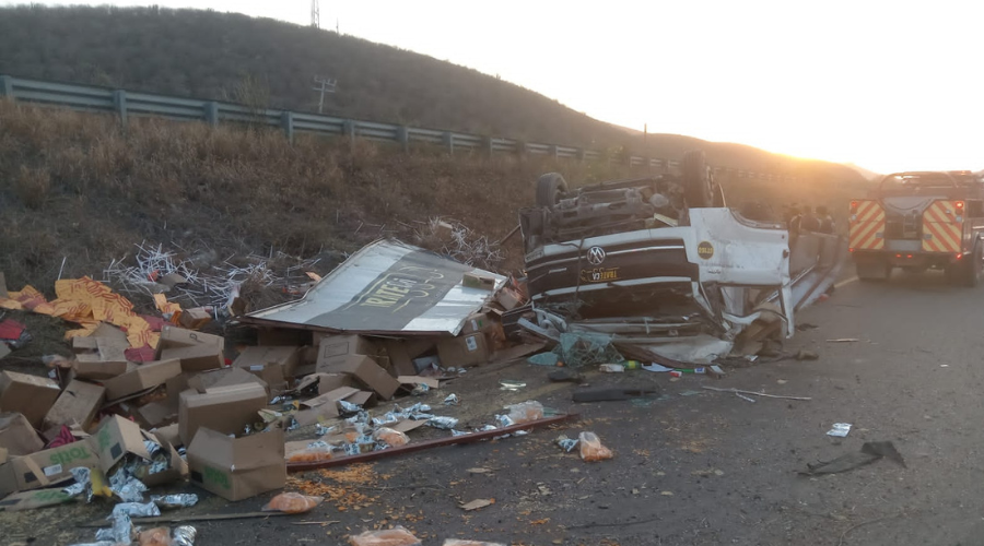 El camión terminó volcado sobre la carretera con la mercancía esparcida