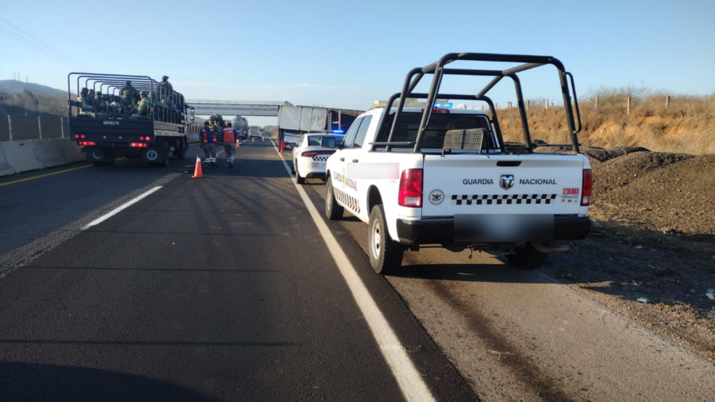 Vuelca tráiler cargado de tarimas de madera en la maxipista Mazatlán-Culiacán