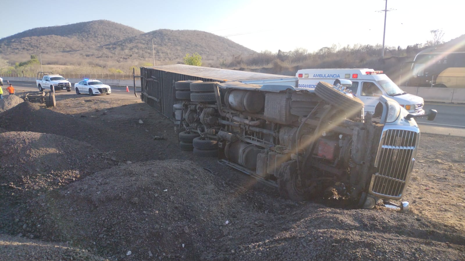Vuelca tráiler cargado de tarimas de madera en la maxipista Mazatlán-Culiacán