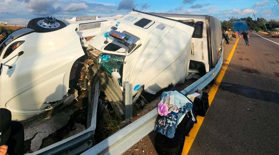 Vuelca trailer de manzanas en Costa Rica, Culiacán