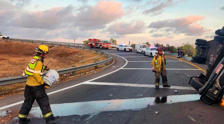 Bomberos de Culiacán limpian carretera