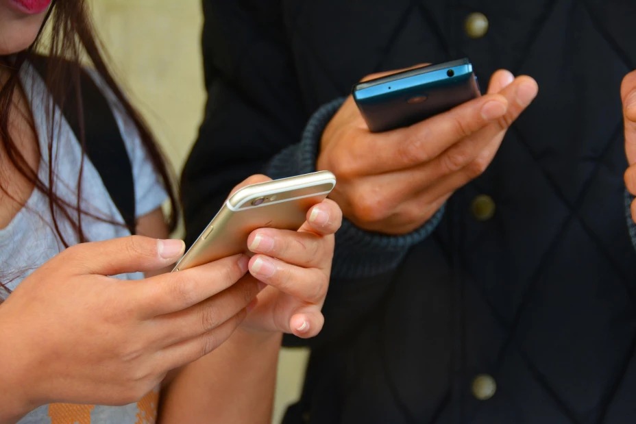 A partir del ciclo 2025-2026, Nueva York eliminará el uso de celulares en escuelas públicas