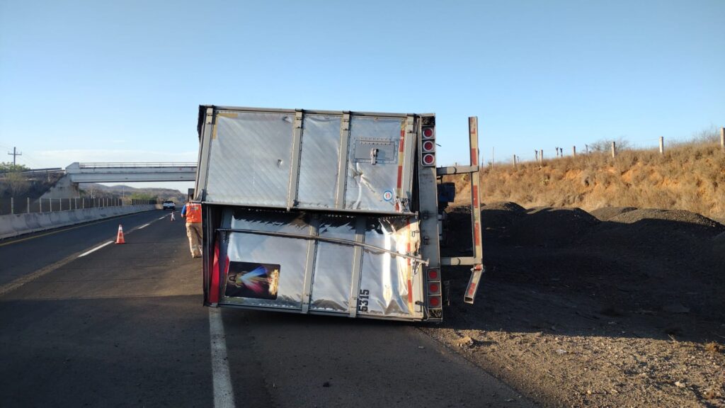 Vuelca tráiler cargado de tarimas de madera en la maxipista Mazatlán-Culiacán
