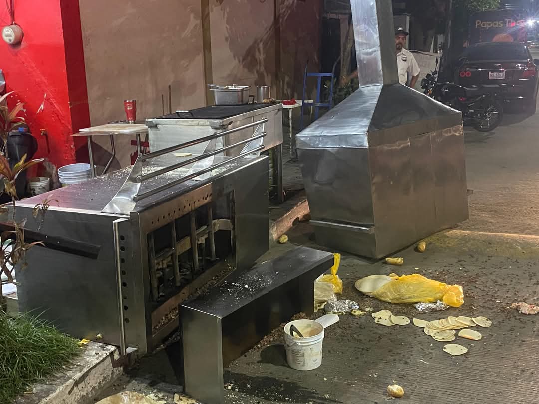 Conductor pierde el control de su auto y se estrella contra una taquería en Mazatlán
