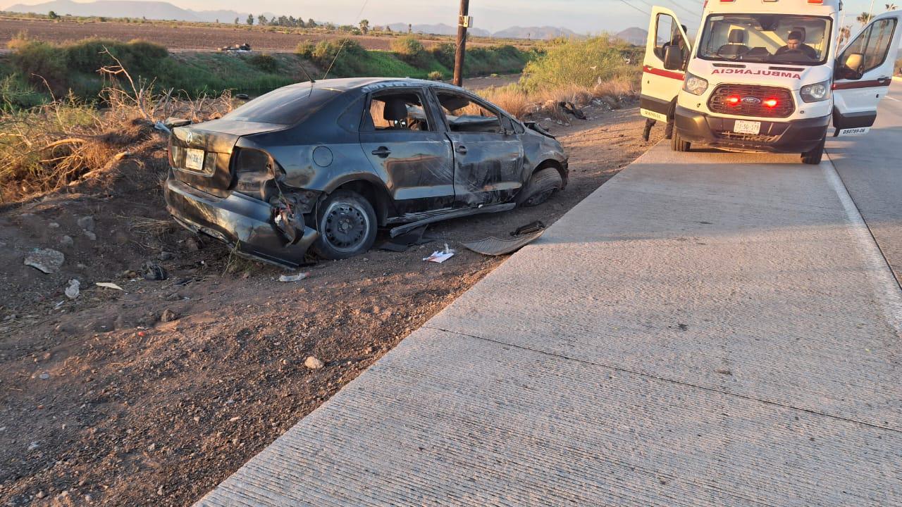 Carro abandonado en la carretera