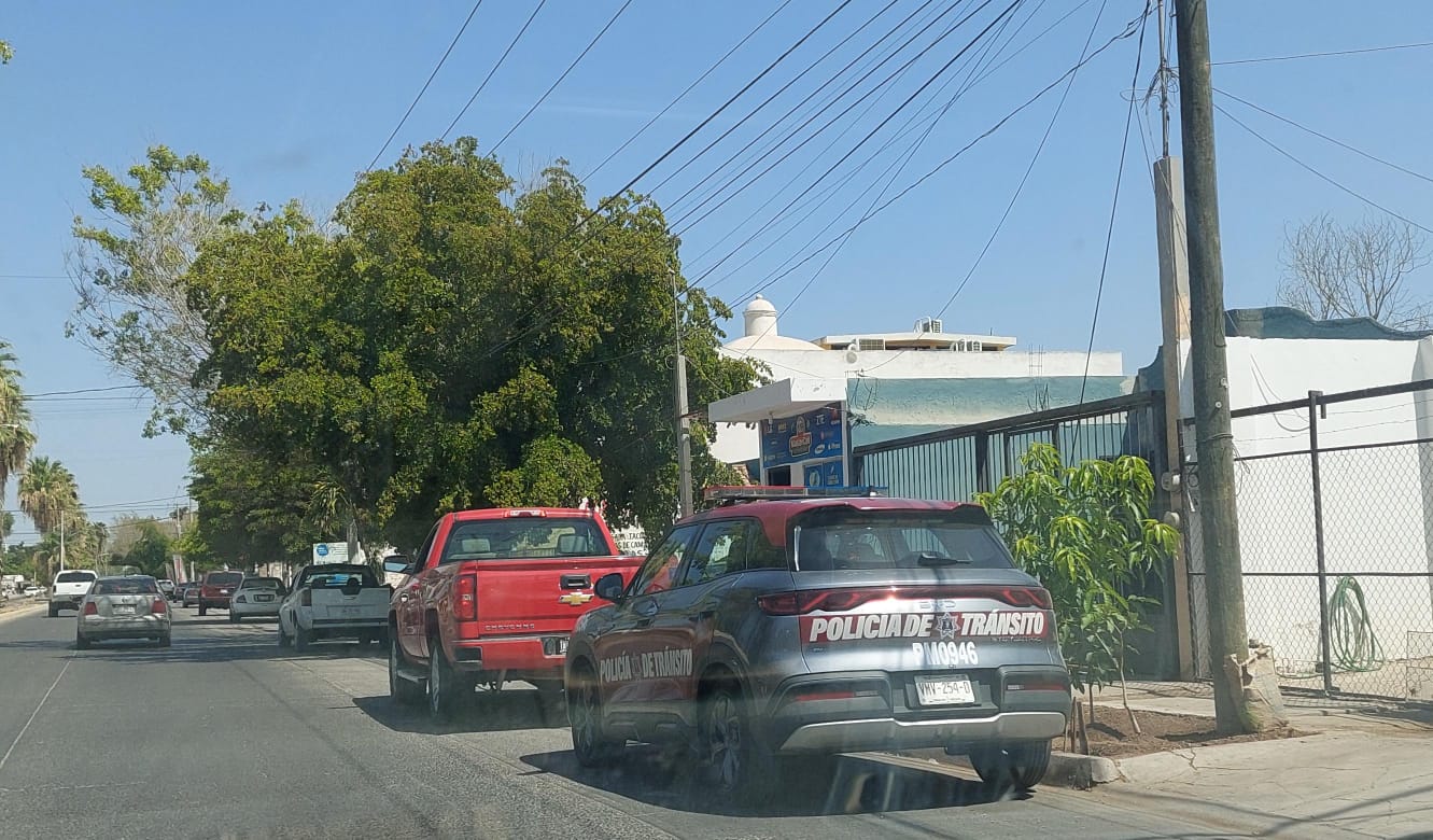 Ciclista embestido por una camioneta al no hacer el alto obligatorio.