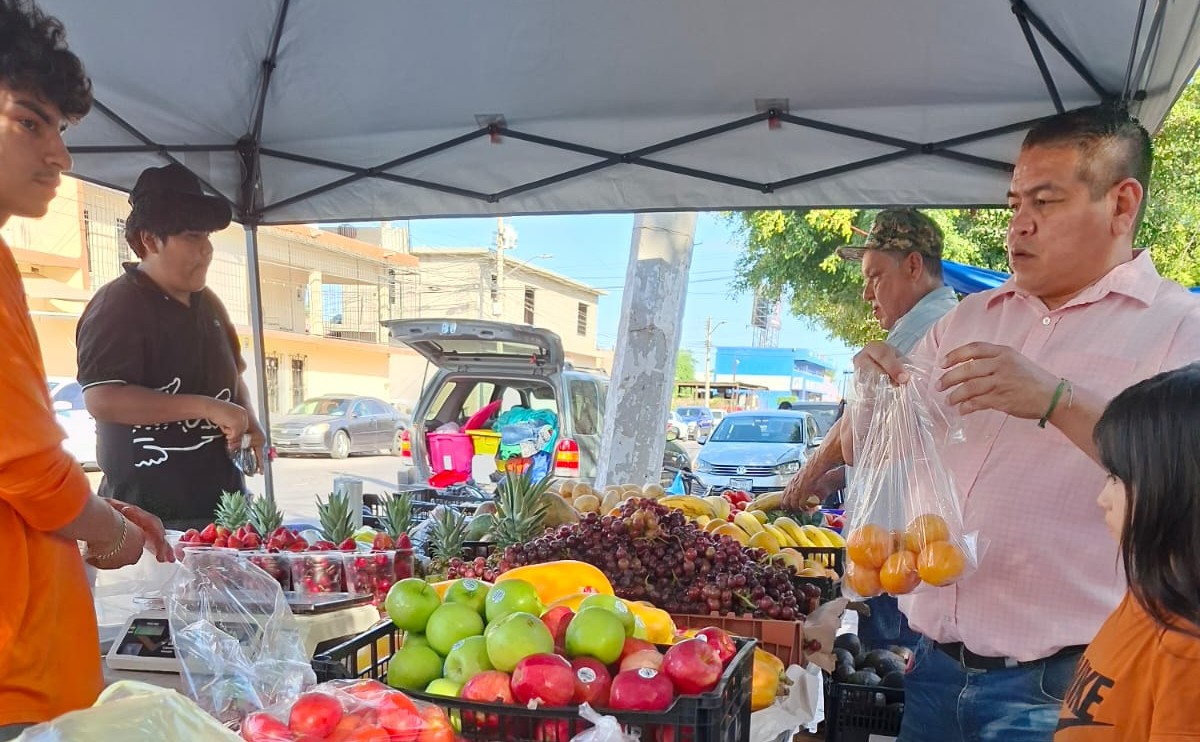 Padres acompañados de sus hijos entrevistados en el tianguis sabatino de la colonia Tabachines.
