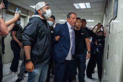 Candidato a la alcaldía de Nueva York detenido por intentar proteger a un migrante