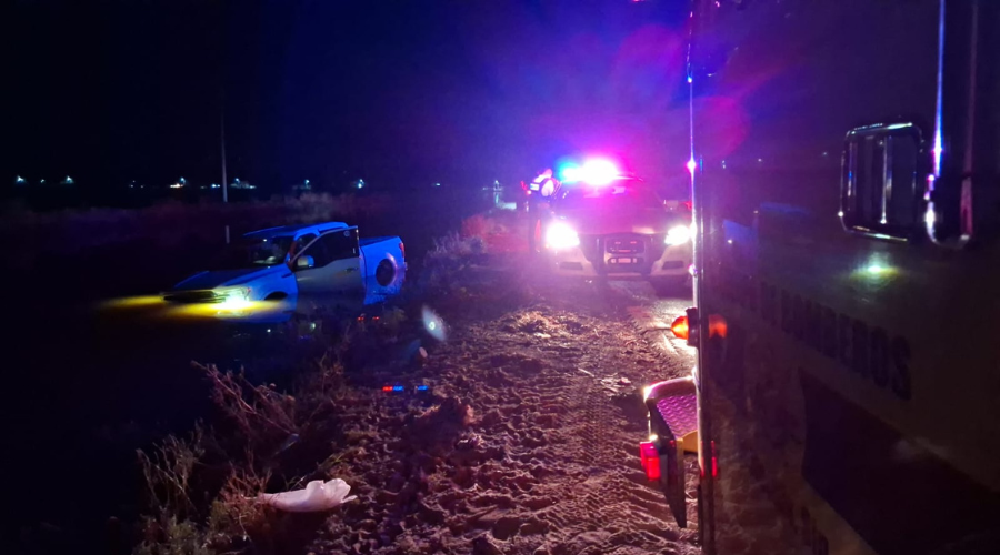 Camioneta cae a un canal de riego