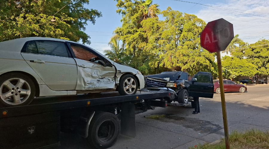 Vehículo blanco con daños en la carrocería