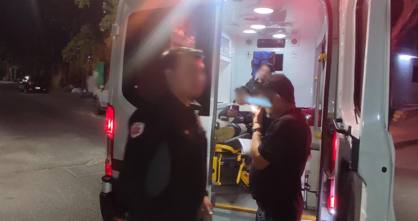 Paramédicos suben a una persona a la ambulancia