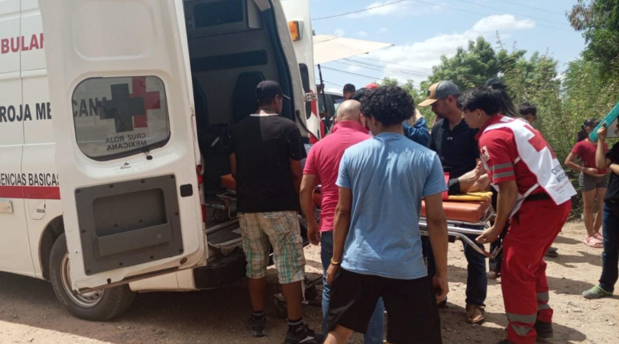 Paramédicos de Cruz Roja trasladan al adulto mayor lesionado a un hospital de Guasave