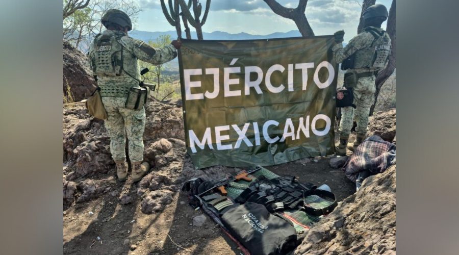 Elementos del Ejército Mexicano aseguran armas, municiones y artefactos explosivos  