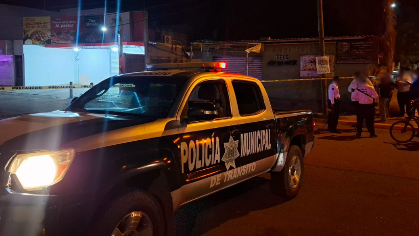 Policía delimita el área donde ocurrió el ataque a balazos hacia dos hombres