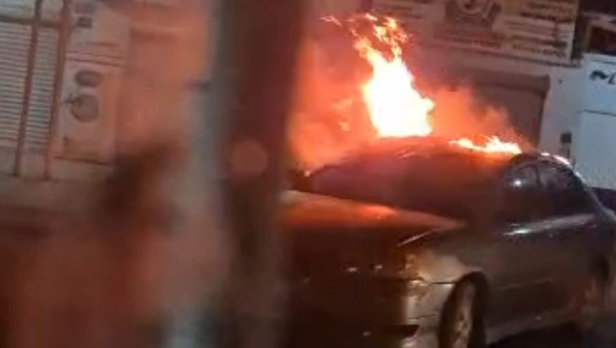 Carro incendiado