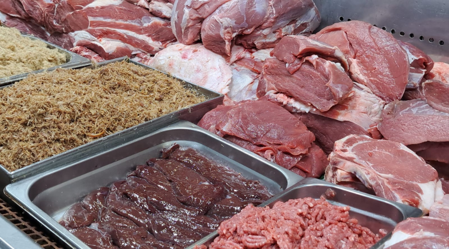 Venta de carne en mercado de Sinaloa