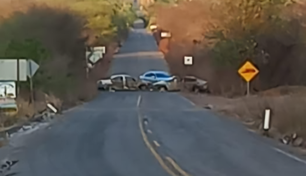 carretera a Elota bloqueada con autos