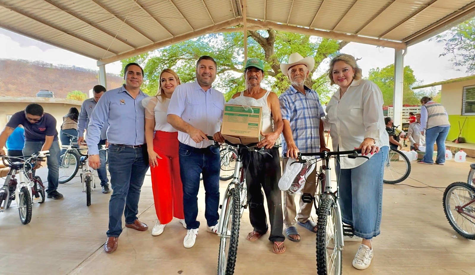 Entrega de apoyo a comunidades de Badiraguato