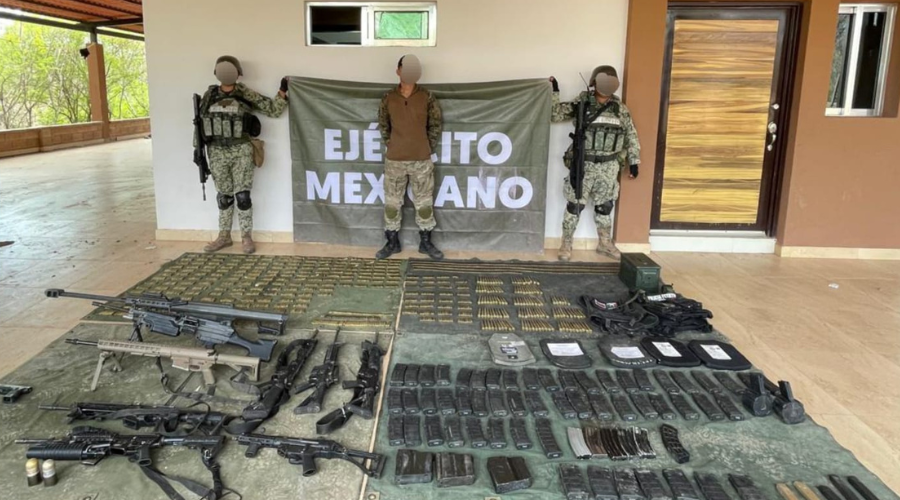 Personal militar detienen a un civil y aseguran armamento y municiones