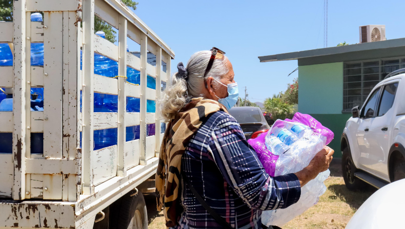 Distribución de agua en comunidades que padecen de sequía.