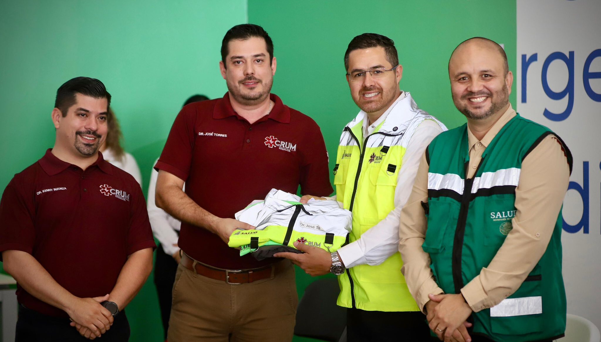 Cuitláhuac González Galindo hizo entrega de uniformes