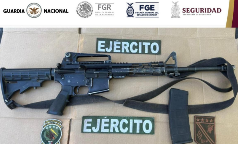 Arma larga tipo fusil y varios cargadore