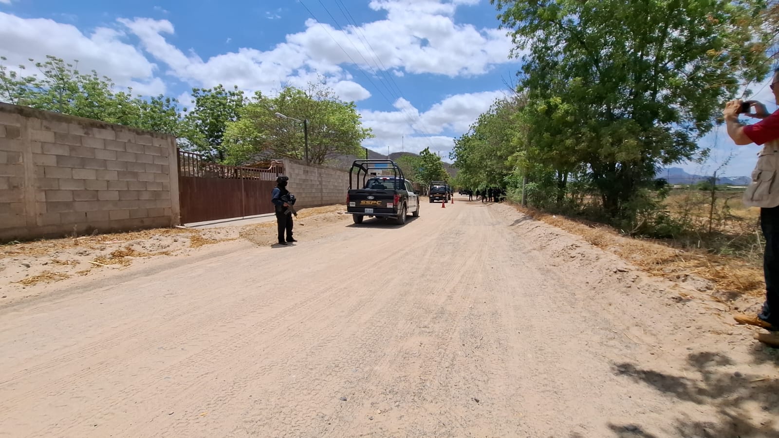 Policía Estatal en zona donde se encentra hombre sin vida
