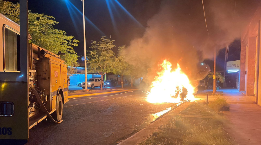 Incendio de vehículo en el sector poniente de la ciudad de Los Mochis