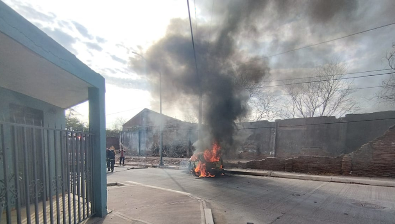 Incendio sobre un vehículo