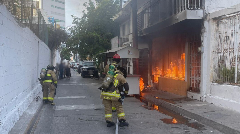 Bomberos de Mazatlán se despegan alrededor de la vivienda para sofocar el fuego