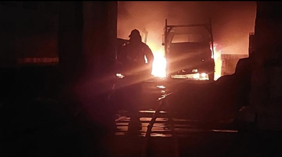 Bombero intenta apagar incendio
