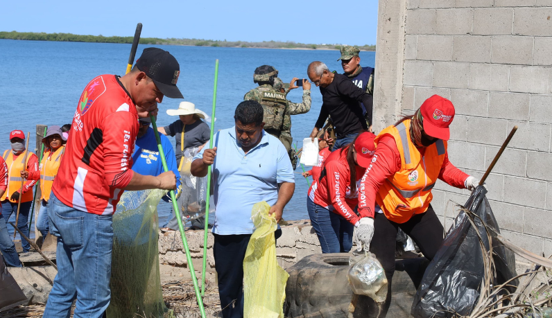 Recolección de basura en playa de Navolato